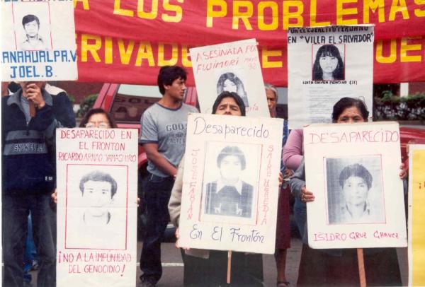 Movilización de los familiares de los presos políticos a la sede central de la Comisión de la Verdad y Reconciliación en San Isidro