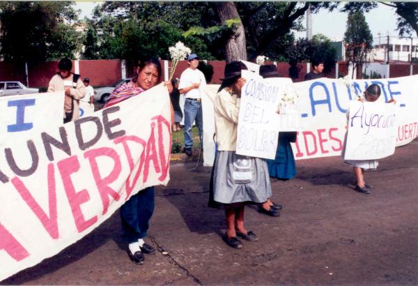 Movilización del grupo aprista frente a la sede central de la Comisión de la Verdad y Reconciliación en San Isidro