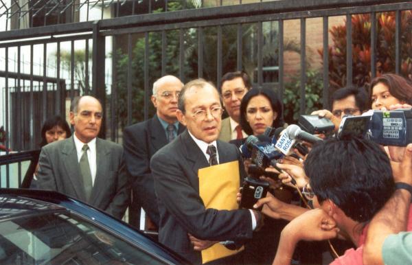 Visita de los comisionados de la Comisión de la Verdad y Reconciliación al expresidente Francisco Morales Bermúdez en Lima