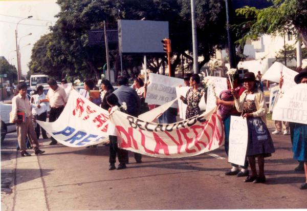 Movilización del grupo aprista frente a la sede central de la Comisión de la Verdad y Reconciliación en San Isidro