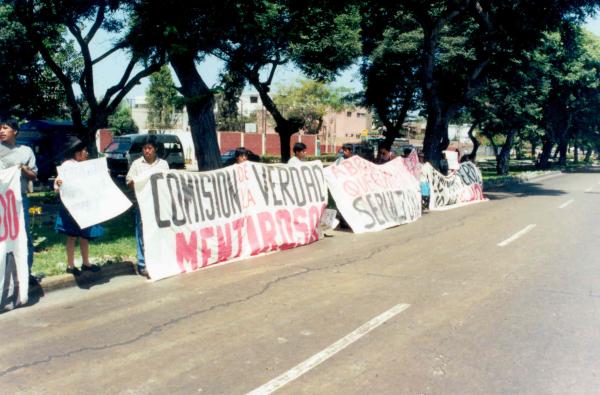 Movilización y visita de familiares de víctimas a la sede de la Comisión de la Verdad y Reconciliación en San Isidro