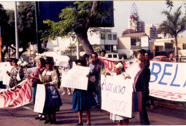 Movilización del grupo aprista frente a la sede central de la Comisión de la Verdad y Reconciliación en San Isidro