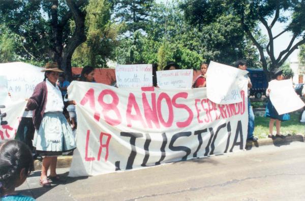 Movilización y visita de familiares de víctimas a la sede de la Comisión de la Verdad y Reconciliación en San Isidro