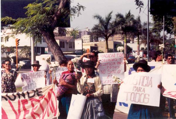 Movilización del grupo aprista frente a la sede central de la Comisión de la Verdad y Reconciliación en San Isidro