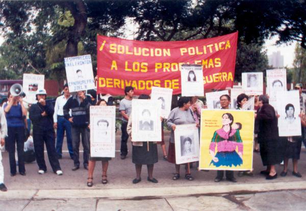 Movilización de los familiares de los presos políticos a la sede central de la Comisión de la Verdad y Reconciliación en San Isidro
