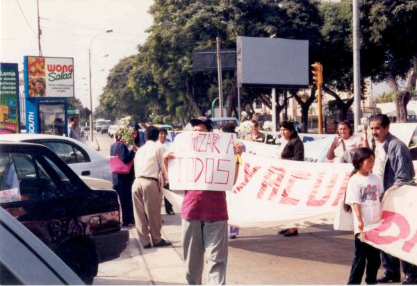 Movilización del grupo aprista frente a la sede central de la Comisión de la Verdad y Reconciliación en San Isidro