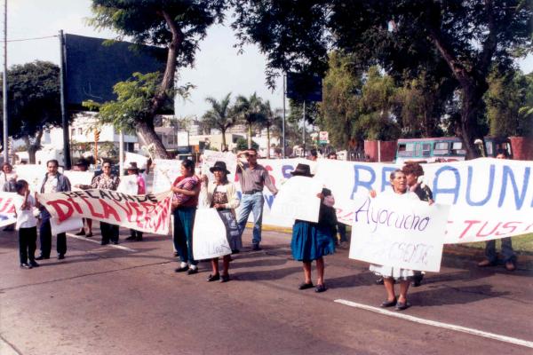 Movilización del grupo aprista frente a la sede central de la Comisión de la Verdad y Reconciliación en San Isidro