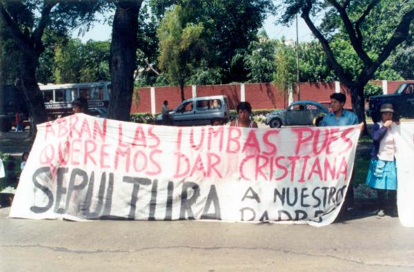 Movilización y visita de familiares de víctimas a la sede de la Comisión de la Verdad y Reconciliación en San Isidro