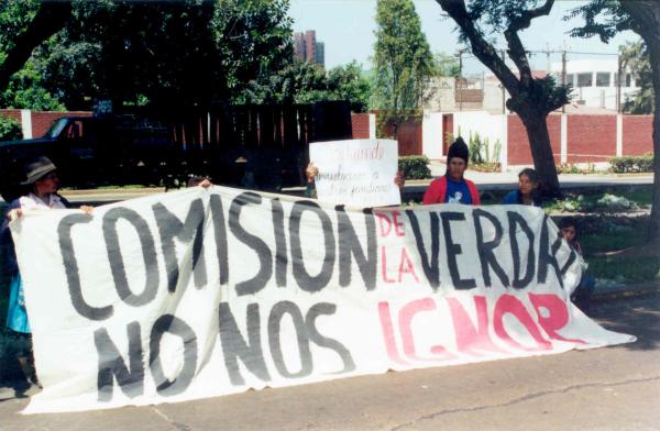 Movilización y visita de familiares de víctimas a la sede de la Comisión de la Verdad y Reconciliación en San Isidro