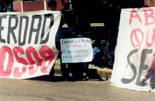 Movilización y visita de familiares de víctimas a la sede de la Comisión de la Verdad y Reconciliación en San Isidro