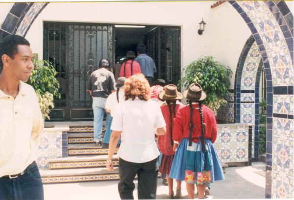 Movilización y visita de familiares de víctimas a la sede de la Comisión de la Verdad y Reconciliación en San Isidro