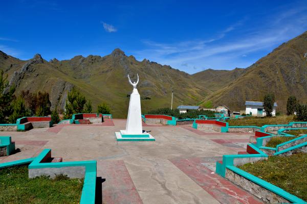 33. Plaza y paloma de la paz de Uchuraccay
