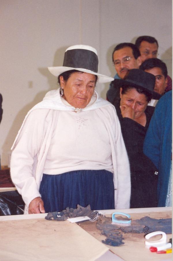 Reconocimiento de restos por miembros de la Asociación Nacional de Familiares de Secuestrados, Detenidos y Desaparecido del Perú (Anfasep) - Totos