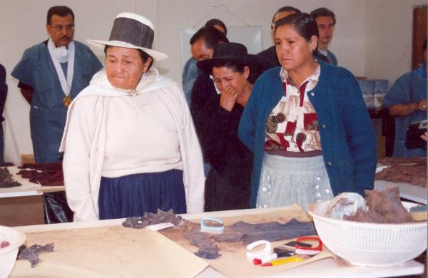 Reconocimiento de restos por miembros de la Asociación Nacional de Familiares de Secuestrados, Detenidos y Desaparecido del Perú (Anfasep) - Totos