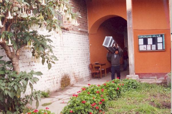 Reconocimiento de restos por los familiares de las víctimas en Totos - Ayacucho