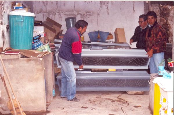 Reconocimiento de restos por los familiares de las víctimas en Totos - Ayacucho