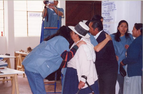 Reconocimiento de restos por miembros de la Asociación Nacional de Familiares de Secuestrados, Detenidos y Desaparecido del Perú (Anfasep) - Totos