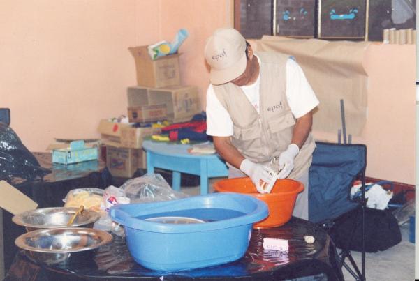 Limpieza e identificación de restos hallados en las fosas de Chuschi - Ayacucho