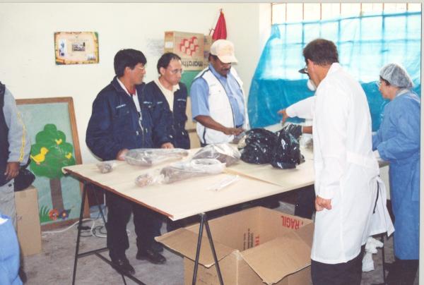 Limpieza e identificación de restos hallados en las fosas de Chuschi - Ayacucho