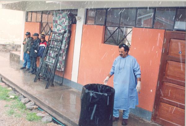 Limpieza e identificación de restos hallados en las fosas de Chuschi - Ayacucho