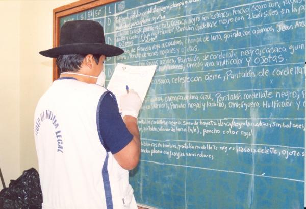 Limpieza e identificación de restos hallados en las fosas de Chuschi - Ayacucho