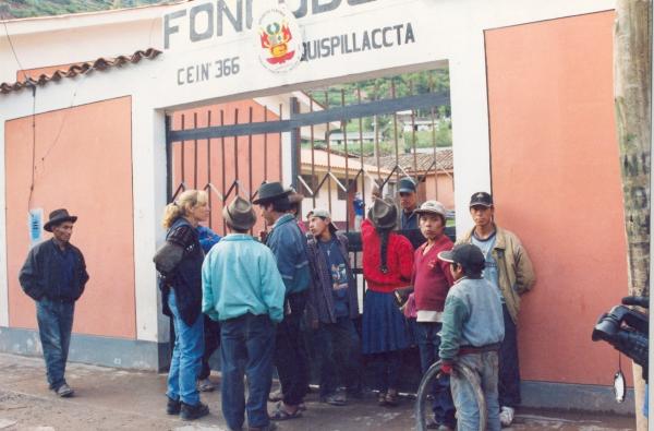 Limpieza e identificación de restos hallados en las fosas de Chuschi - Ayacucho