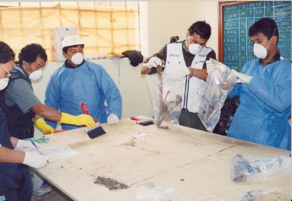 Limpieza e identificación de restos hallados en las fosas de Chuschi - Ayacucho