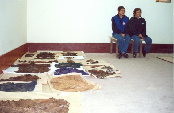 Limpieza e identificación de restos hallados en las fosas de Chuschi - Ayacucho