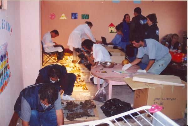 Limpieza e identificación de restos hallados en las fosas de Chuschi - Ayacucho