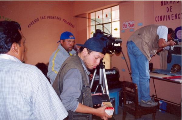 Limpieza e identificación de restos hallados en las fosas de Chuschi - Ayacucho