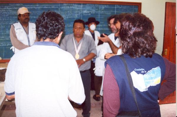 Limpieza e identificación de restos hallados en las fosas de Chuschi - Ayacucho