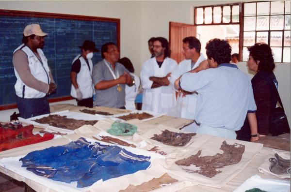 Limpieza e identificación de restos hallados en las fosas de Chuschi - Ayacucho