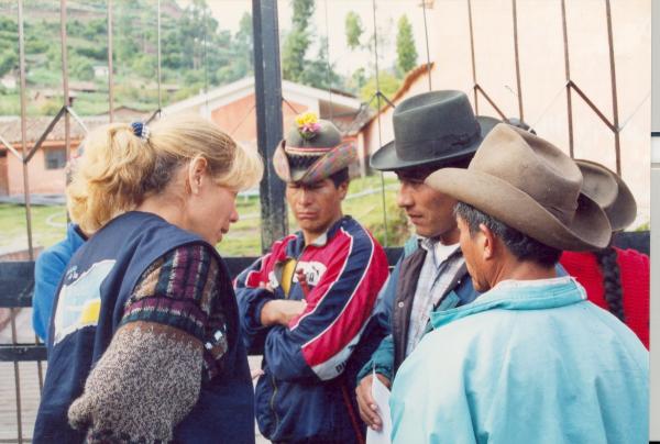 Limpieza e identificación de restos hallados en las fosas de Chuschi - Ayacucho