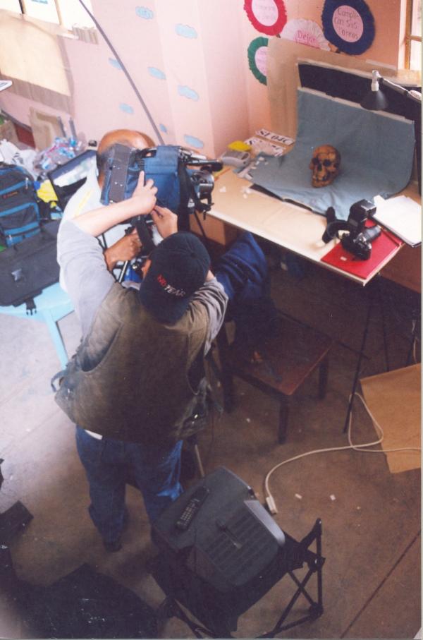 Limpieza e identificación de restos hallados en las fosas de Chuschi - Ayacucho