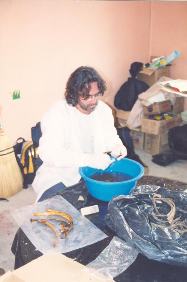 Limpieza e identificación de restos hallados en las fosas de Chuschi - Ayacucho