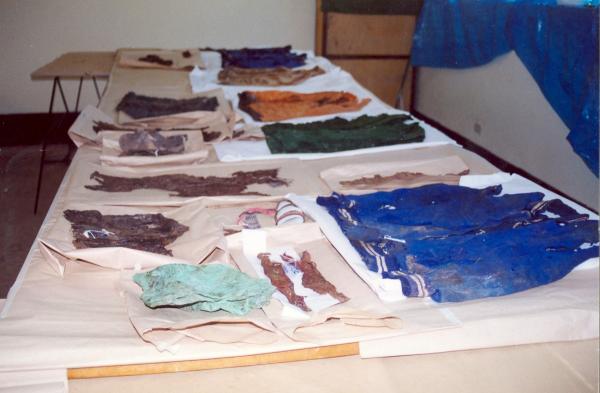 Limpieza e identificación de restos hallados en las fosas de Chuschi - Ayacucho