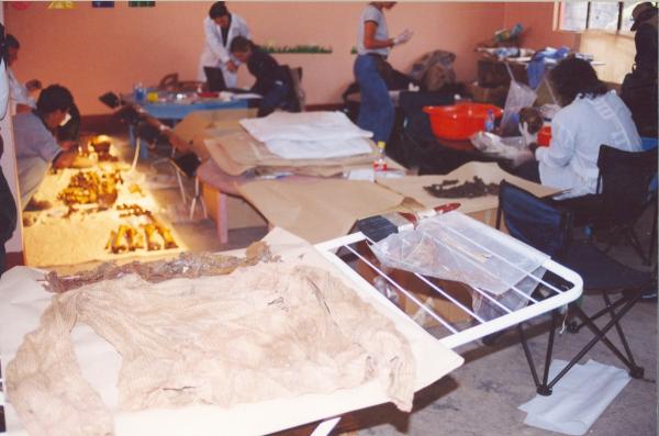 Limpieza e identificación de restos hallados en las fosas de Chuschi - Ayacucho