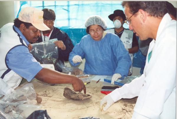 Limpieza e identificación de restos hallados en las fosas de Chuschi - Ayacucho