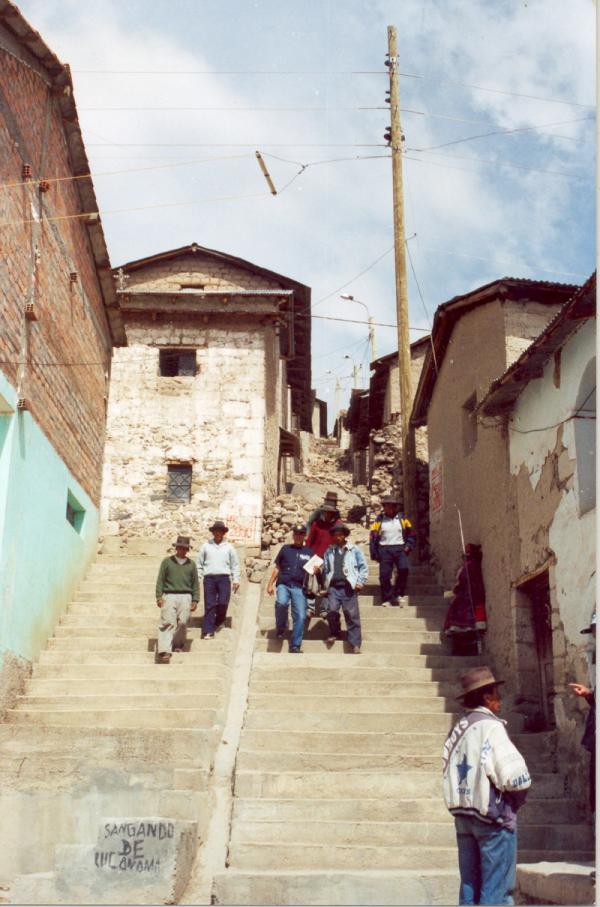 Vista de miembros de la Comisión de la Verdad y Reconciliación a Santiago de Lucanamarca - Ayacucho