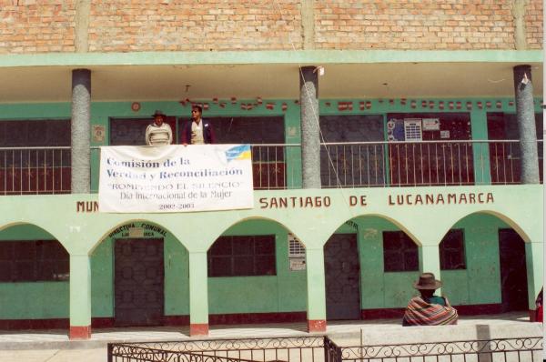 Vista de miembros de la Comisión de la Verdad y Reconciliación a Santiago de Lucanamarca - Ayacucho