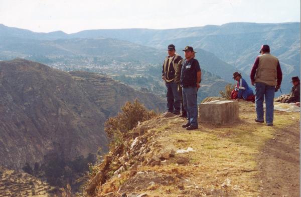Vista de miembros de la Comisión de la Verdad y Reconciliación a Santiago de Lucanamarca - Ayacucho