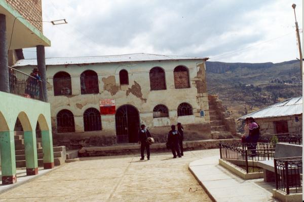 Vista de miembros de la Comisión de la Verdad y Reconciliación a Santiago de Lucanamarca - Ayacucho