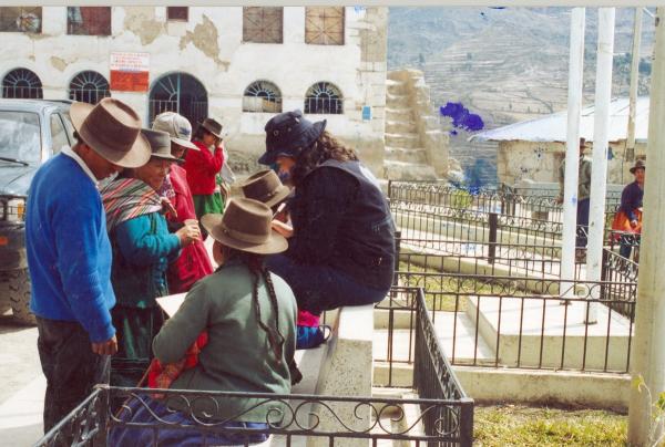 Vista de miembros de la Comisión de la Verdad y Reconciliación a Santiago de Lucanamarca - Ayacucho