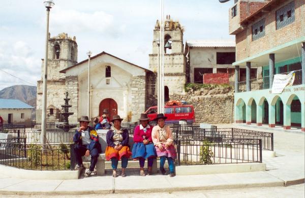 Vista de miembros de la Comisión de la Verdad y Reconciliación a Santiago de Lucanamarca - Ayacucho