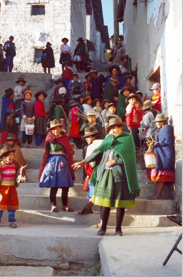 Vista de miembros de la Comisión de la Verdad y Reconciliación a Santiago de Lucanamarca - Ayacucho