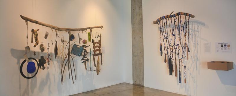 Instalaciones colgantes de objetos y cuerdas anudadas de la exposición 'Sobreviviendo en azul y tierra' de Erika Humala en el LUM.