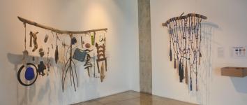 Sobreviviendo en azul y tierra: la exposición de Erika Humala en el LUM Instalaciones colgantes de objetos y cuerdas anudadas de la exposición 'Sobreviviendo en azul y tierra' de Erika Humala en el LUM.